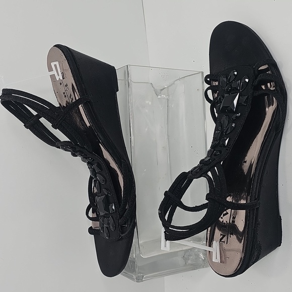 Women New York Transit Black Sandals with Strappy Gem Design, Size 8 - Picture 5 of 11